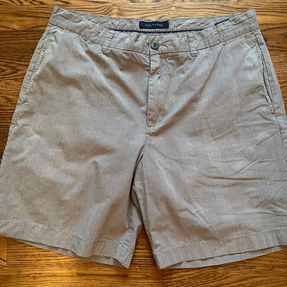Tommy Hilfiger Men’s Gray / Black Plaid  Casual Shorts Size 36